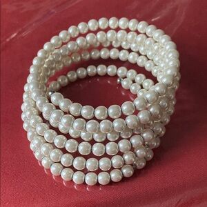 Used Elegant Pearl Bracelet